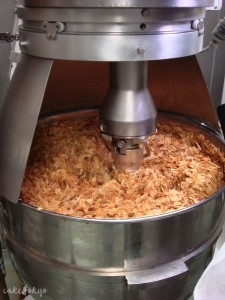 アーモンドを生地に混ぜているところ。生地が隠れるほどのアーモンドの量!